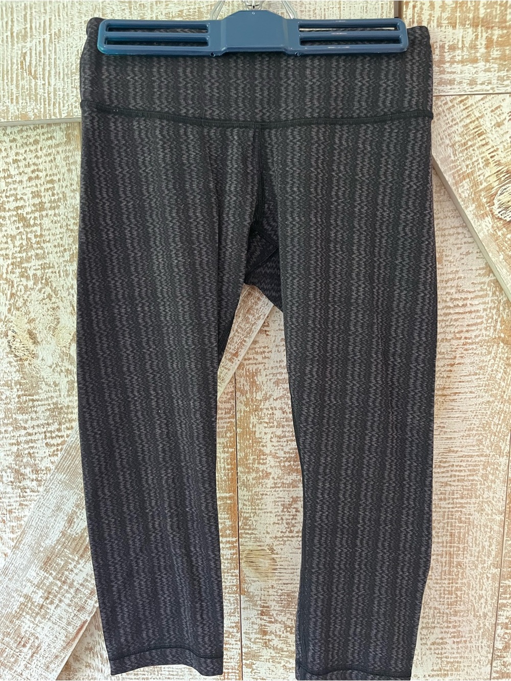Lululemon Women’s Black & Grey Capri Leggings Sz 6